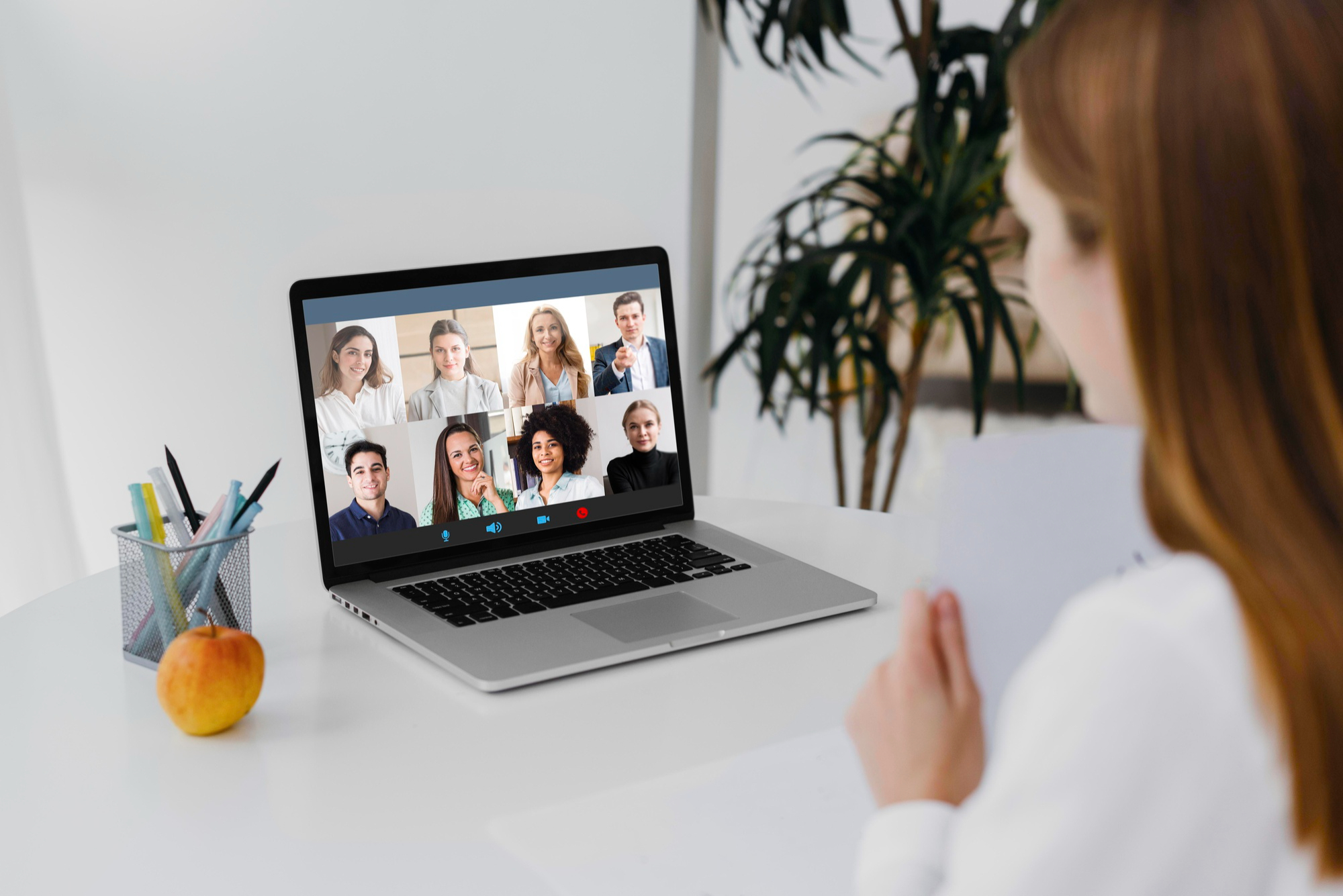 spotkanie online laptop z wyświetlonymi uczestnikami spotkania