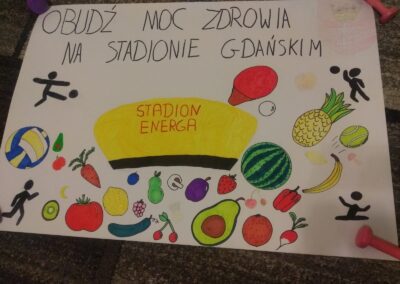 plakat z owocami i napisem Obudź moc zdrowia na stadionie gdańskim