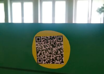 Grafika kodu QR na tle żółtego koła