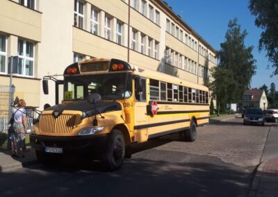 autobus szkolny przed szkołą