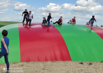 dzieci na dmuchanej trampolinie