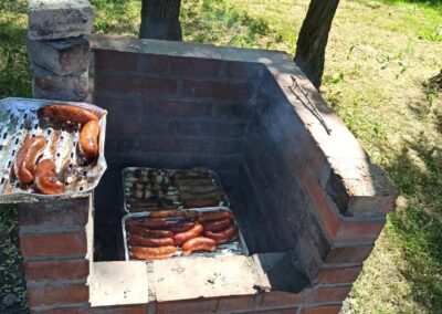 kiełbaski smażą się na grillu