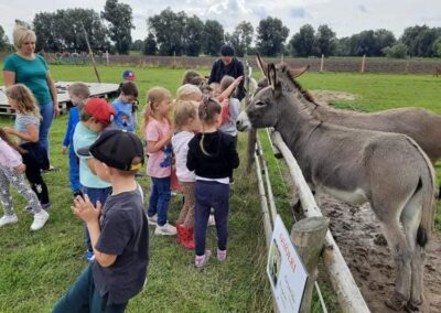 grupa uczniów głaszcze zwierzęta