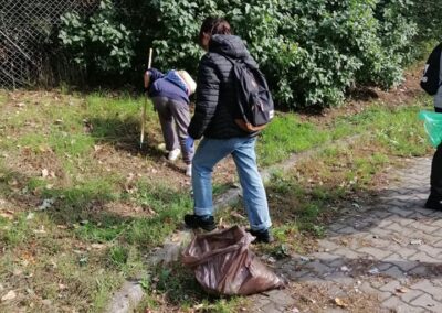 uczniowie zbierający śmieci