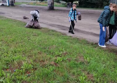 uczniowie zbierający śmieci