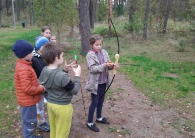 uczniowie strzelający z łuku