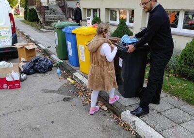 uczennica segreguje śmieci