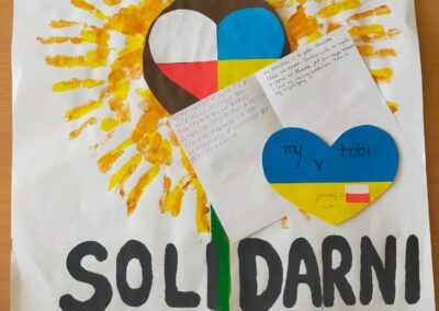 plakat z napisem Solidarni z Ukrainą