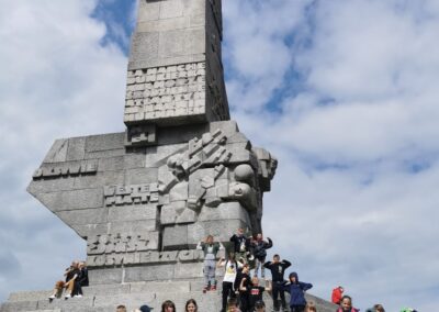 uczniowie przy pomniku Westerplatte