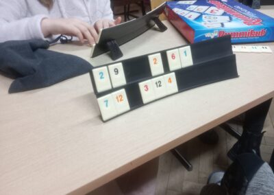 Uczniowie grają w Rummikub