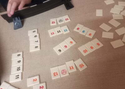 Uczniowie grają w Rummikub