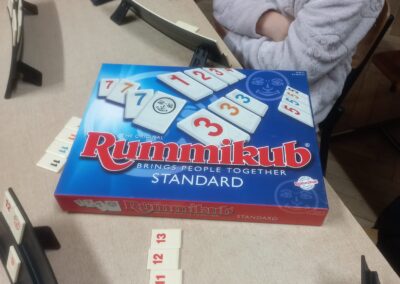 Uczniowie grają w Rummikub