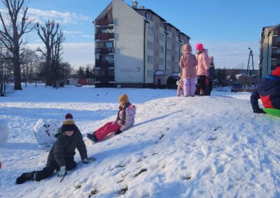 uczniowie zjeżdżają z górki