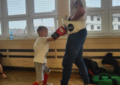 uczeń trenuje kickboxing