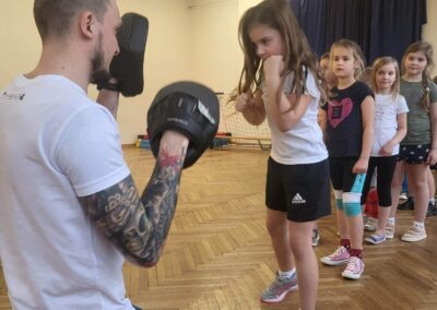 uczeń trenuje kickboxing