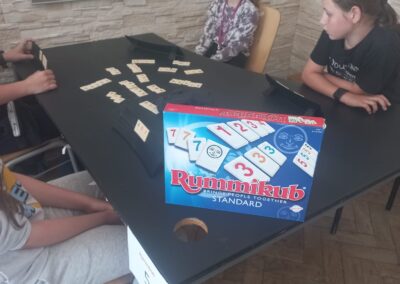 uczniowie grają w rummikub