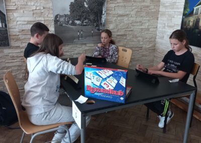 uczniowie grają w rummikub